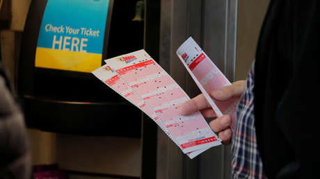 Un paciente con cáncer gana un gran premio de lotería de camino a su último tratamiento de quimioterapia