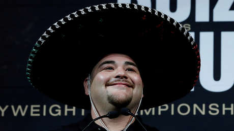 VIDEO: Campeón de los pesos pesados de boxeo ayuda a un desconocido a empujar su auto fundido