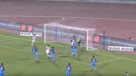 Jugada de locos: fallan inexplicablemente un gol y envían el balón al palo tres veces en 3 segundos (VIDEO)