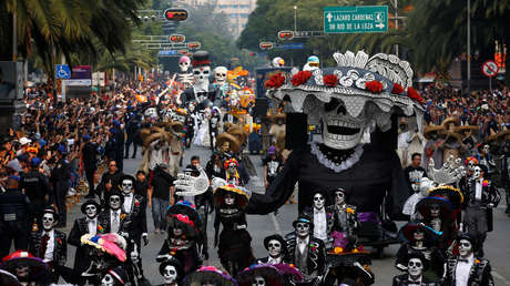 FOTOS, VIDEO: Vecinos denuncian el estado de las calles en Ciudad de México con una 'ofrenda' de Día de Muertos