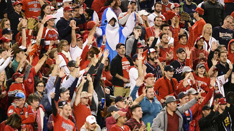 "¡Qué leyenda!": alaban a un fanático del béisbol por no soltar dos cervezas aunque la pelota fue directa a su pecho (VIDEO)