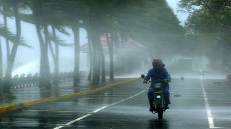 VIDEO: Una moto con dos personas invade el carril contrario y se estrella de frente contra otro ciclomotor