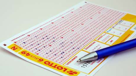 "La máquina debe estar rota": Una jubilada gana 25 millones de dólares en la lotería y no lo puede creer