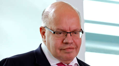 Un ministro alemán se cae del escenario en una conferencia y termina hospitalizado