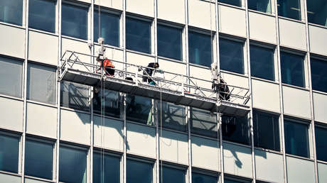 VIDEO: Dos limpiadores de vidrios se salvan después de que su andamio se descontrole por el viento