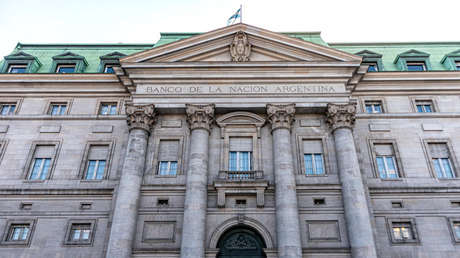 Se reporta un incendio en la sede del Banco Nación de Argentina y evacúan al personal