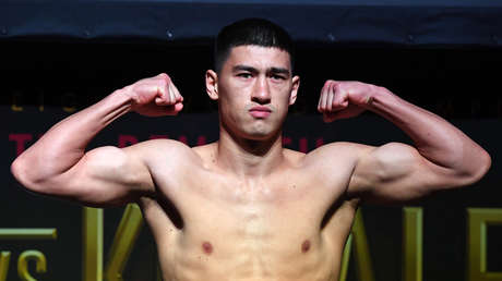 El boxeador ruso Dmitri Bívol recibe el título de súpercampeón mundial de la WBA