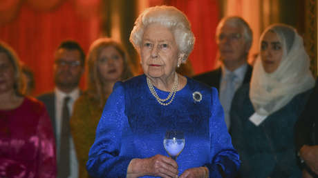 Una foto de la reina Isabel II posando como modelo es furor en la Red