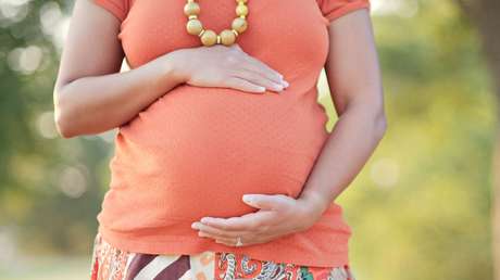 Una mujer finge estar embarazada para ahorrar 60 dólares por exceso de equipaje (VIDEO)