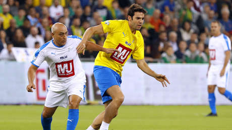 Una árbitra amonesta a Kaká solo para hacerse un selfi con el exfutbolista brasileño (VIDEO)