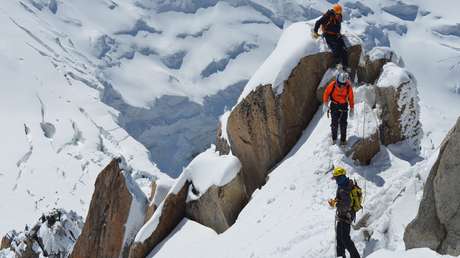Rescatistas buscan a un joven que escalaba el monte Fuji y transmitió su caída en vivo (VIDEO)