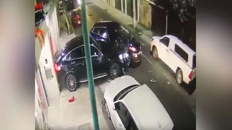 VIDEO: Un hombre atropella a delincuentes con su camioneta y se salva de una asalto en México