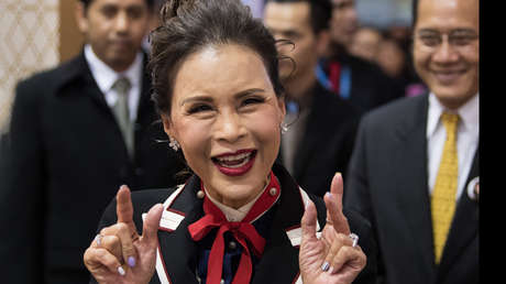 "¡Feliz Halloween!": Una princesa tailandesa se fotografía con una 'cabeza cortada' de Trump (FOTO)