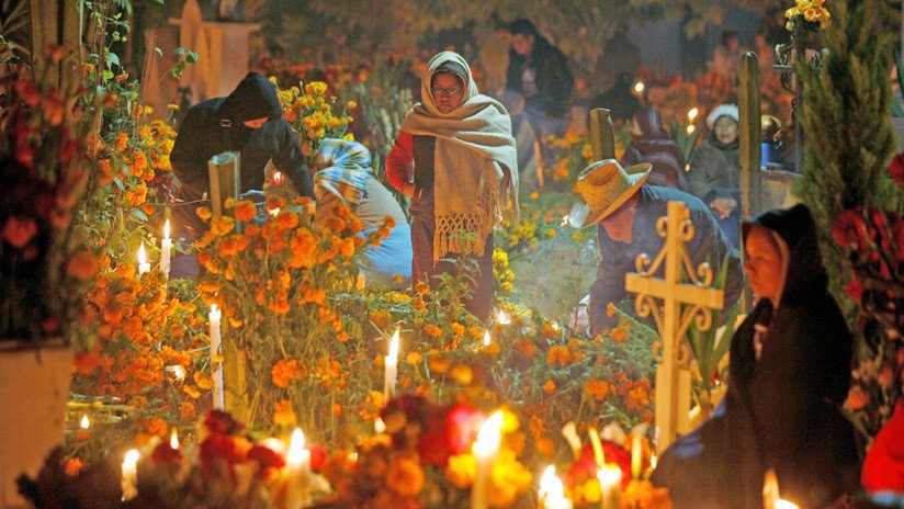 VIDEO: Mexicanos celebran el Día de los Muertos honrando a sus familiares fallecidos