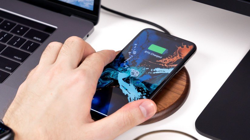 Perú: Un joven muere electrocutado al usar su celular mientras lo cargaba