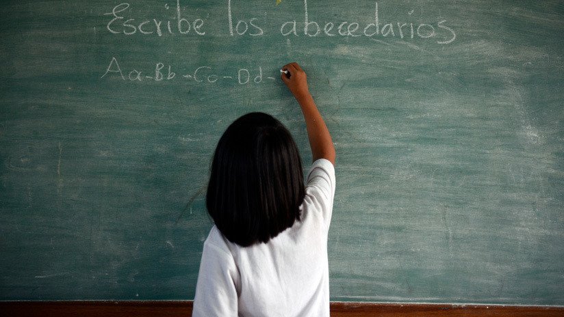 Autoridades venezolanas detienen a una maestra que fue grabada mientras golpeaba a un niño con un cinturón
