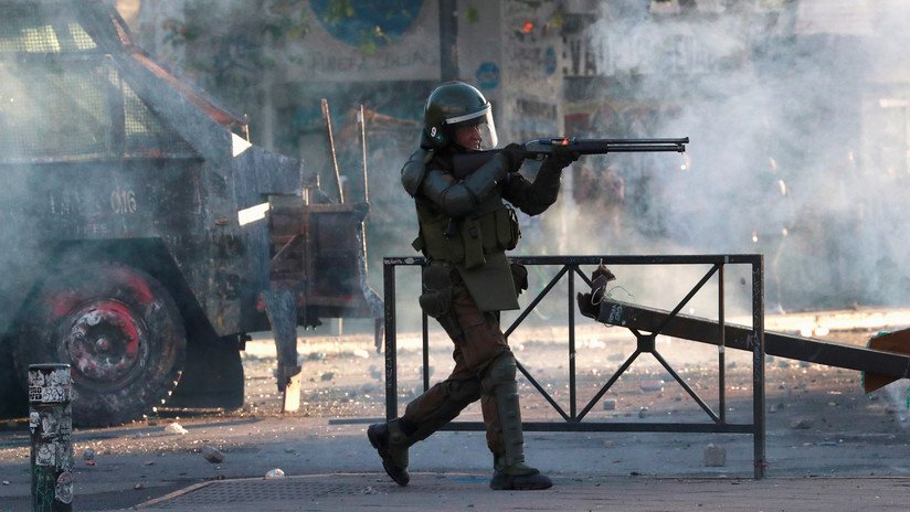 "Una dictadura encubierta": Manifestantes condenan la represión policial en Chile que también sufre el equipo de RT