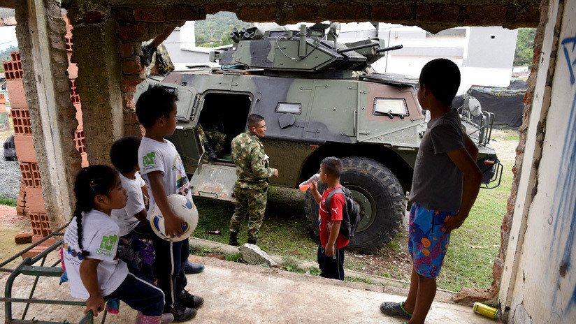 "Le escondió al país que bombardeó a siete niños": la acusación de un senador que puede costarle el cargo al ministro de Defensa de Colombia
