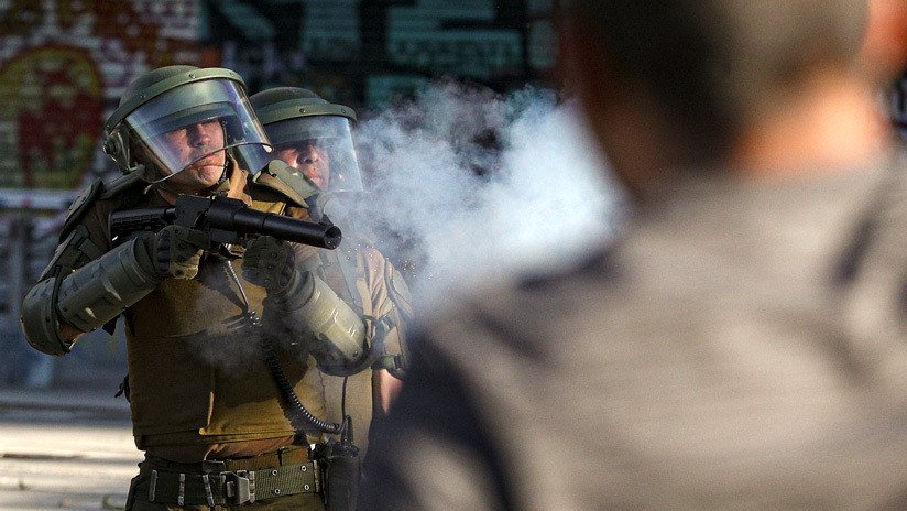 VIDEO: Un carabinero de Chile usa de escudo humano a un adolescente de 13 años para disparar lacrimógenas