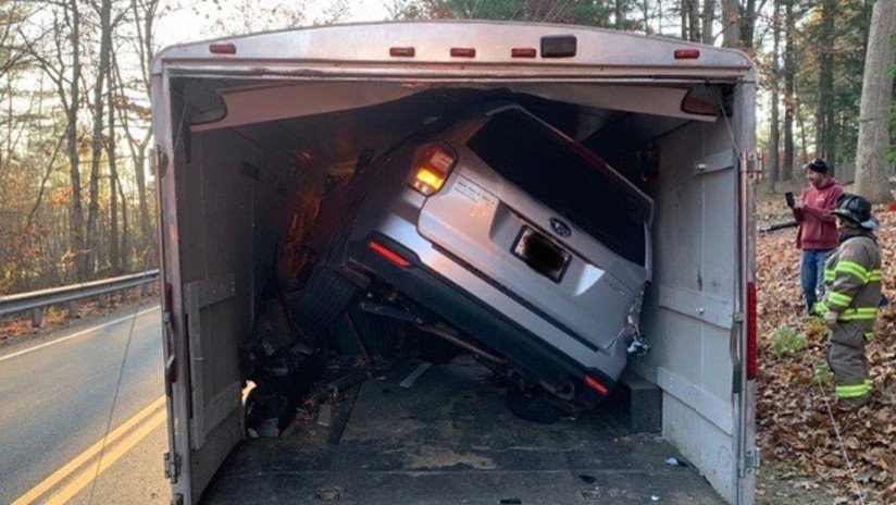 FOTO: Una mujer queda atrapada tras atorar su automóvil en el remolque de un camión