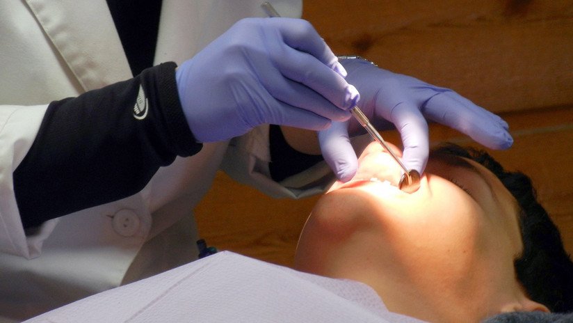 Un hombre descubre que le creció un diente durante 20 años en la nariz