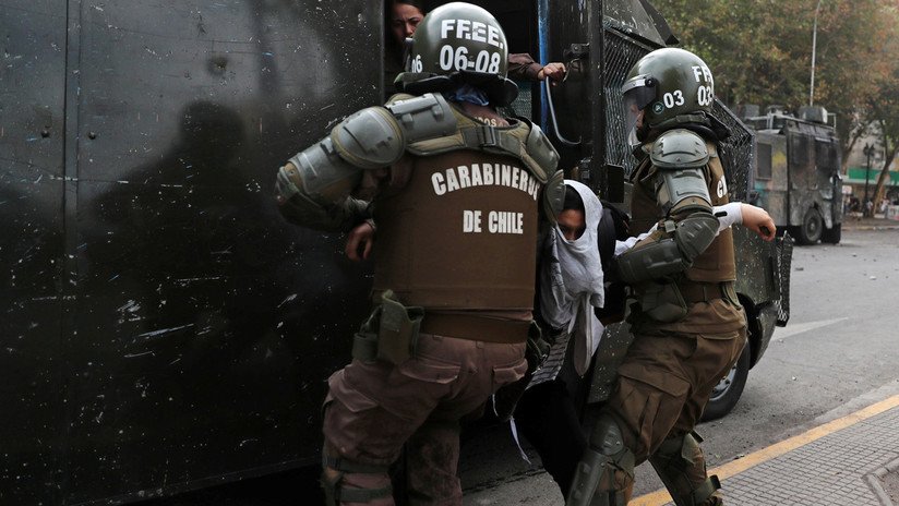 Filman a un grupo de agentes antidisturbios de Chile arrestando con brutalidad a un anciano (VIDEOS)