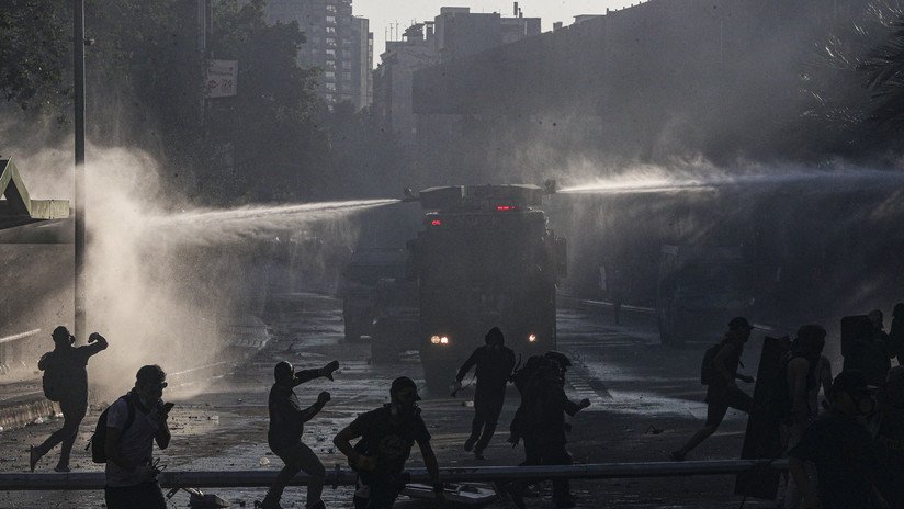 Filman el ataque a un camión de Carabineros de Chile desde dentro y fuera del vehículo (VIDEO)