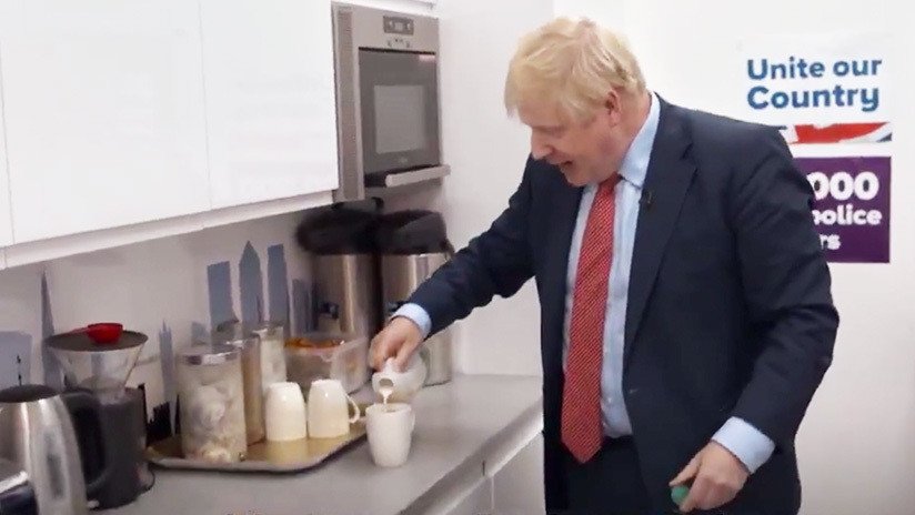 Boris Johnson prepara una taza de té incorrectamente y desata la crítica de usuarios de la Red (VIDEO)