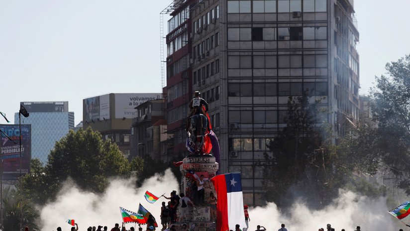 VIDEO: Manifestantes desafían la represión de Carabineros en Chile para mantener la 'plaza de la Dignidad' como epicentro de protestas