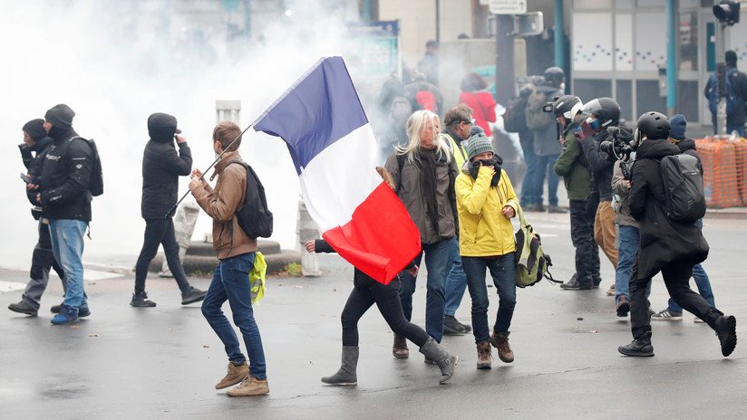 VIDEO: La Policía usa gases lacrimógenos y cañones de agua contra los 'chalecos amarillos' tras un año de protestas