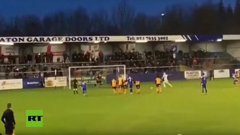 VIDEO: Un penal con desastroso final hace estallar en carcajadas a un estadio