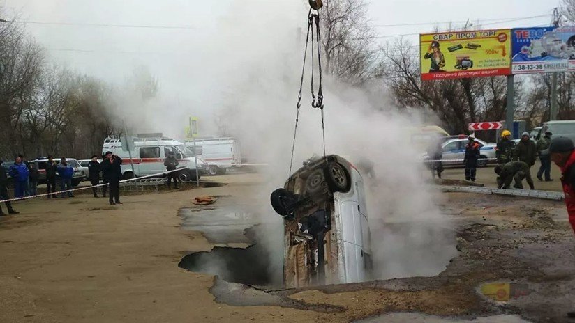 VIDEO: Dos hombres mueren abrasados en un auto que cae de repente en un socavón lleno de agua hirviendo
