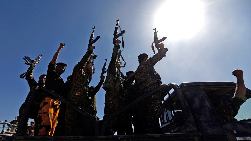 Insurgentes hutíes incautan tres buques, incluido uno saudita, en el mar Rojo