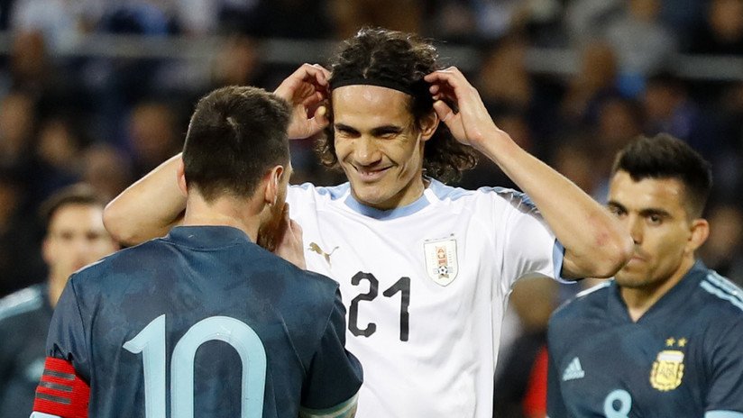 Cavani invita a Messi a pelear en pleno partido, este le responde "cuando quieras" y la Red se llena de memes