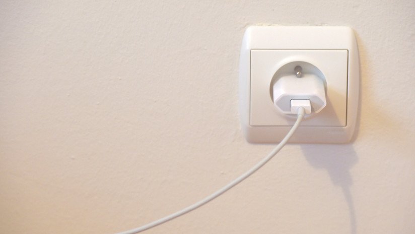 VIDEO: Un británico halla en su casa una caja fuerte oculta tras un enchufe eléctrico 'dañado'