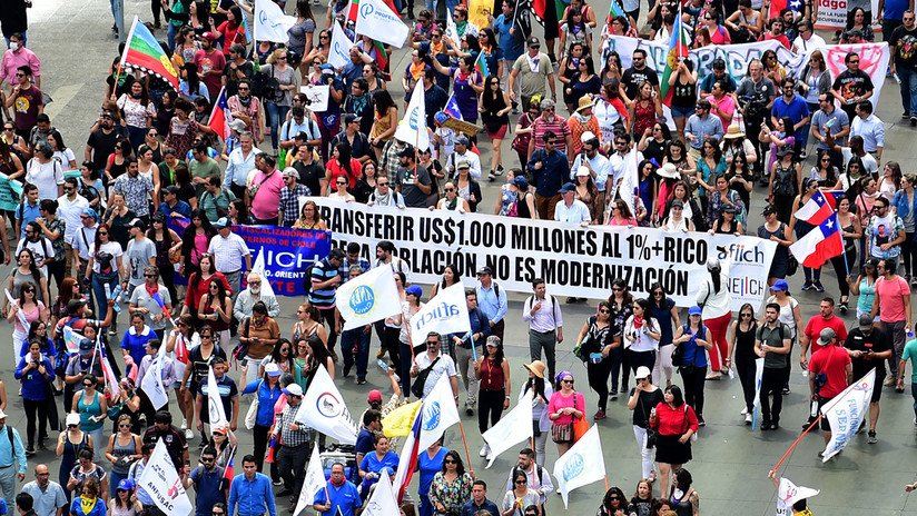 Manifestantes intentan ingresar al Congreso en Chile y son dispersados por Carabineros