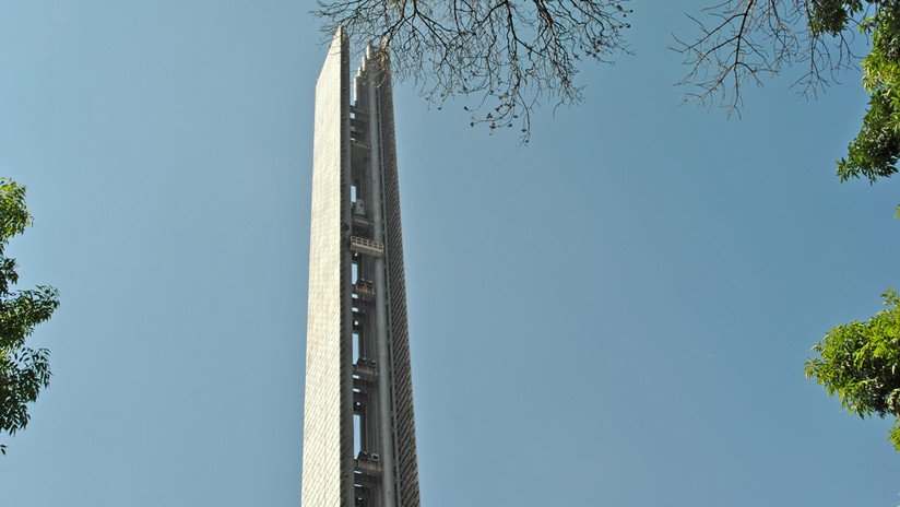López Obrador ironiza con poner una placa de 'monumento a la corrupción' a una polémica torre de México