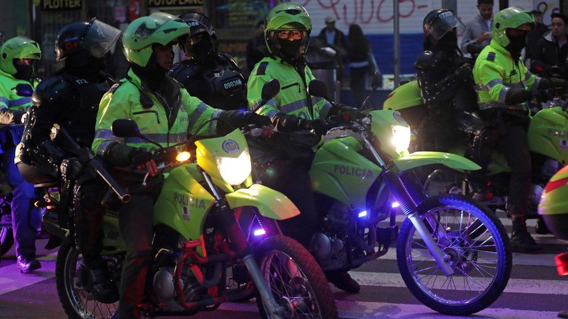 Captan cómo varios policías de Colombia agarran y golpean a una comunicadora hasta dejarla inconsciente