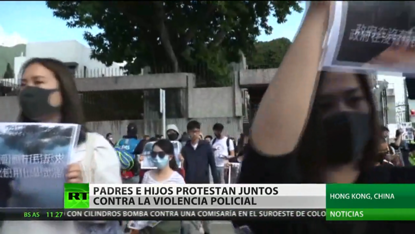 Padres e hijos protestan juntos contra la violencia policial en Hong Kong