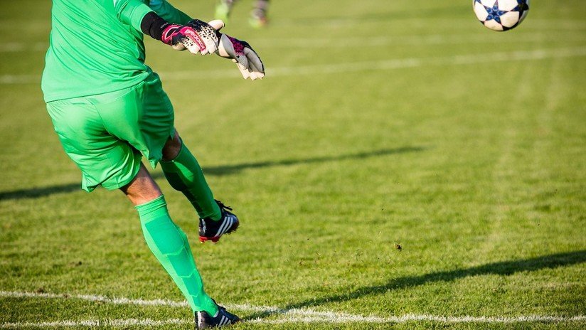 VIDEO: Futbolista se prepara con 'exceso de suspenso' para un penalti decisivo, fracasa y le cuesta a su equipo el título