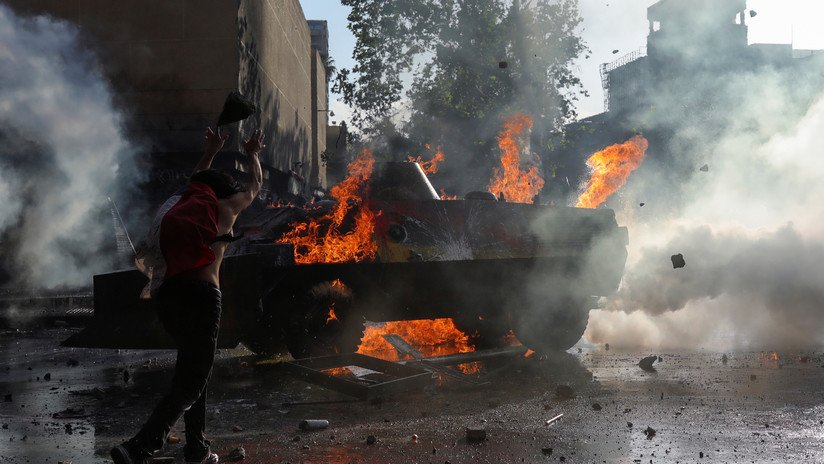 VIDEO: Carabineros captan desde el interior de su blindado cómo son atacados con cócteles molotov en Santiago de Chile