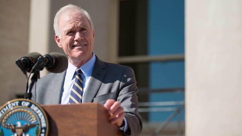 El Pentágono cesa al secretario de la Marina de EE.UU. por el caso de un militar que apuñaló a un miembro del EI y posó con su cuerpo