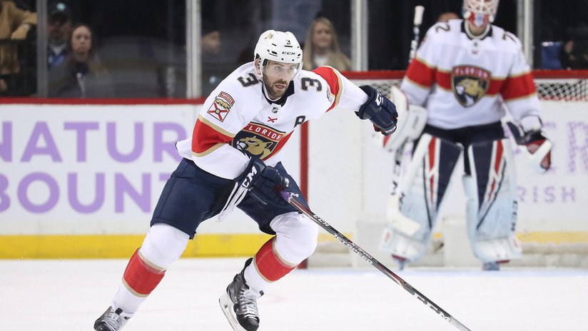 VIDEO: Un jugador de hockey de la NHL pierde 9 dientes al impactarle el disco en la boca