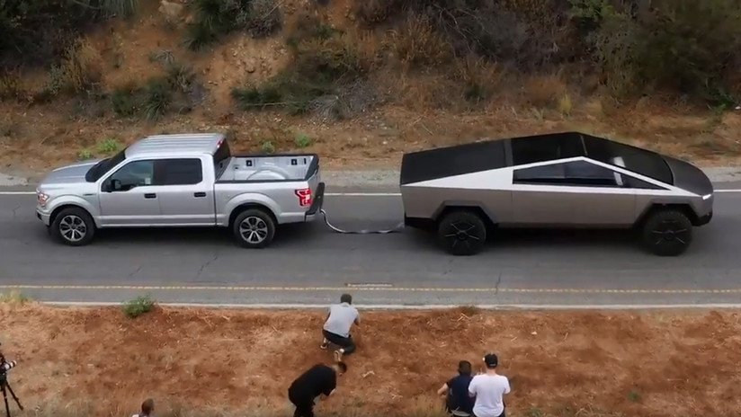 VIDEO: Elon Musk muestra a su Cybertruck 'compitiendo' con el Ford F-150 al juego de la soga