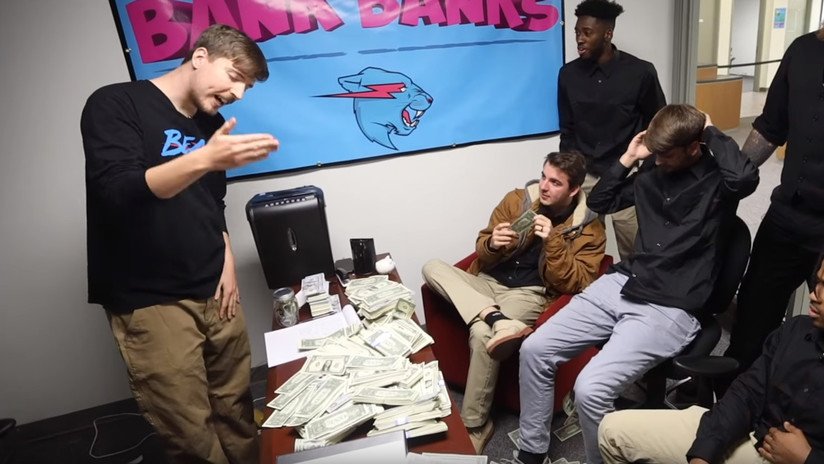 Bloguero reparte miles de dólares de un 'banco gratuito' y gana millones de visitas (VIDEO)