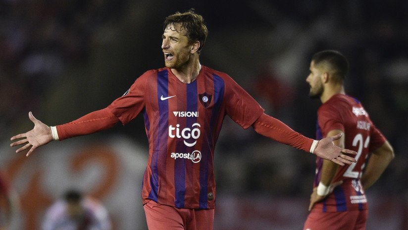 VIDEO: Futbolista le da un testarazo y muerde en la cabeza a un rival y el árbitro los expulsa a los dos