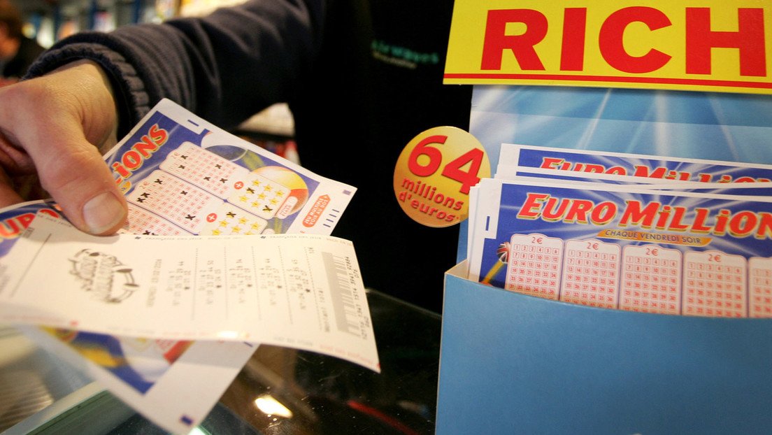 Un obrero gana 135 millones de dólares por azar y jura que seguirá trabajando