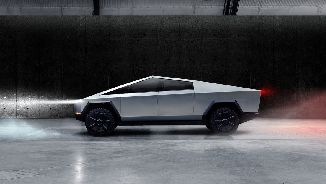 'De una pieza': Lego sorprende a Tesla con su 'troleo' del Cybertruck