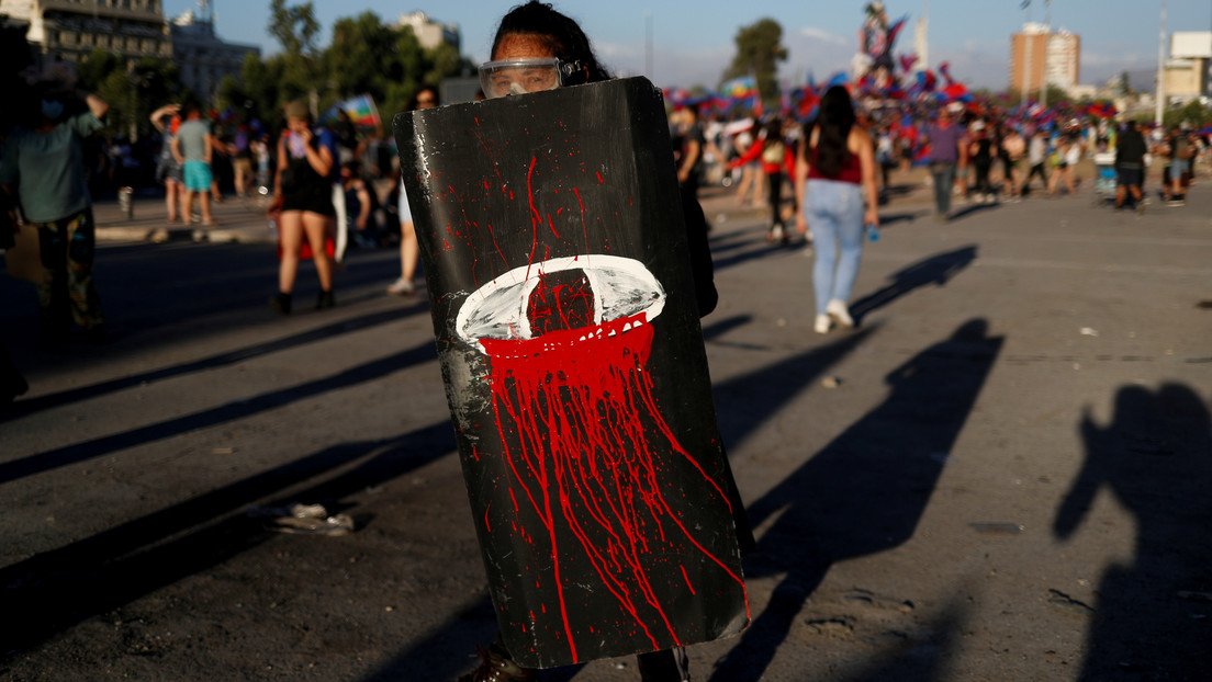 Mujer queda ciega tras recibir el impacto de una granada de gas lacrimógeno durante las protestas en Chile