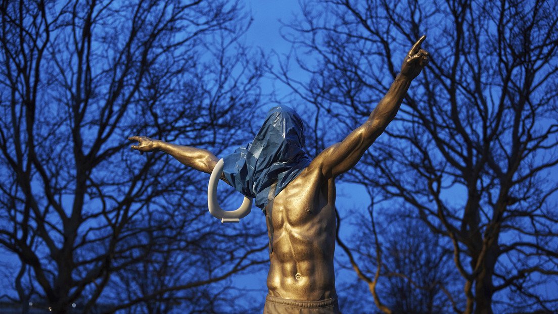 "Muere, gitano": vandalizan la estatua de Zlatan Ibrahimovic en su ciudad natal y atacan su vivienda con pescado podrido